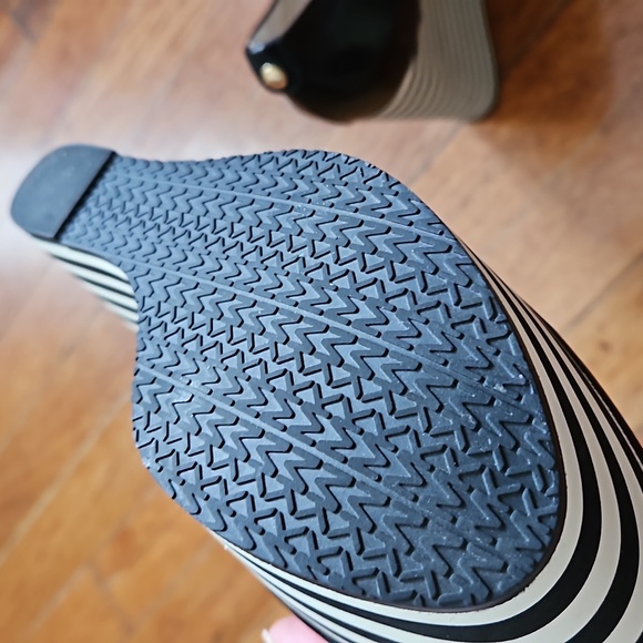 MICHAEL KORS SIZE 7.5 Striped Wedge shoe - Picture 2 of 3